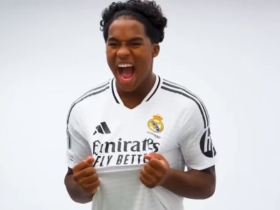 Idade do jogador Endrick durante partida de futebol com a camisa da Seleção Brasileira